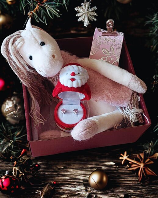 Kalėdinė dovanų dėžutė su arkliu Pinky ir sidabriniais širdelės formos auskarais